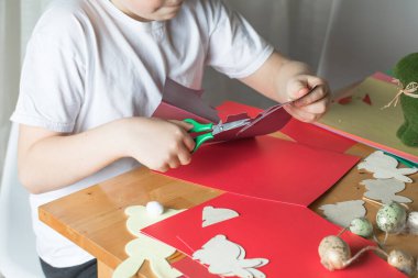 Paskalya tavşanları yapan çocuk, çocuklar ve ailesi için el işi yapan çocuk..