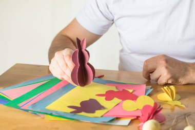 Baba ve 3 yaşındaki oğlu evde birlikte paskalya tavşanı yapıyorlar.