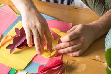 Baba ve 3 yaşındaki oğlu evde birlikte paskalya tavşanı yapıyorlar.