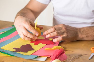 Baba ve 3 yaşındaki oğlu evde birlikte paskalya tavşanı yapıyorlar.