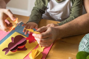 Baba ve 3 yaşındaki oğlu evde birlikte paskalya tavşanı yapıyorlar.