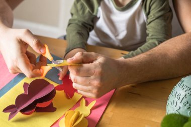 Baba ve 3 yaşındaki oğlu evde birlikte paskalya tavşanı yapıyorlar.