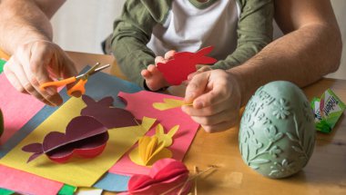 Baba ve 3 yaşındaki oğlu evde birlikte paskalya tavşanı yapıyorlar.