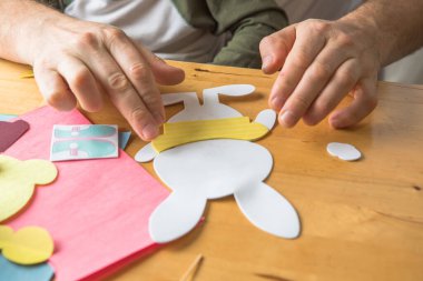 Baba ve 3 yaşındaki oğlu evde birlikte paskalya tavşanı yapıyorlar.