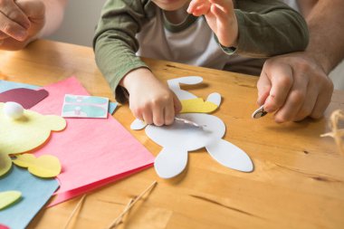 Baba ve 3 yaşındaki oğlu evde birlikte paskalya tavşanı yapıyorlar.