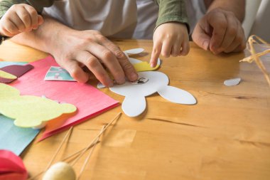 Baba ve 3 yaşındaki oğlu evde birlikte paskalya tavşanı yapıyorlar.