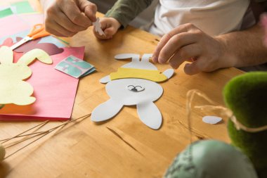 Baba ve 3 yaşındaki oğlu evde birlikte paskalya tavşanı yapıyorlar.