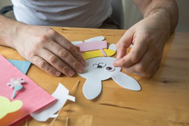 Baba ve 3 yaşındaki oğlu evde birlikte paskalya tavşanı yapıyorlar.