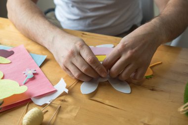 Baba ve 3 yaşındaki oğlu evde birlikte paskalya tavşanı yapıyorlar.
