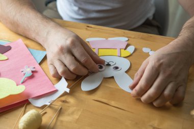 Baba ve 3 yaşındaki oğlu evde birlikte paskalya tavşanı yapıyorlar.