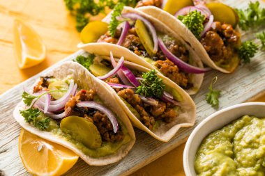 Biftek ve sebzeli Meksika tacoları.