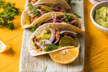 Biftek ve sebzeli Meksika tacoları.