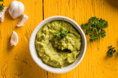 Sarı masada servis edilen lezzetli guacamole, yakın plan.