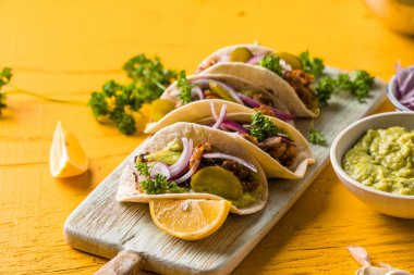 Biftek ve sebzeli Meksika tacoları.