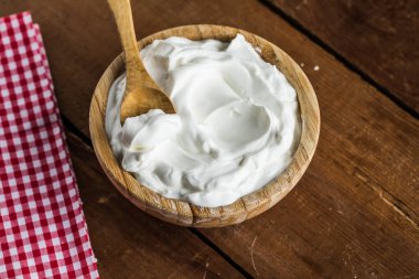 Tahta tahtada, tahta kasede sade Yunan yoğurdu.