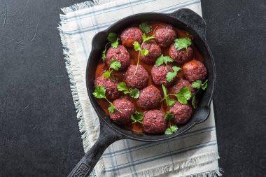 Siyah demir tavada çiğ et köftesi, yemek hazırlama.