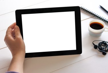 El tutma tablet ile izole perde ahşap masa