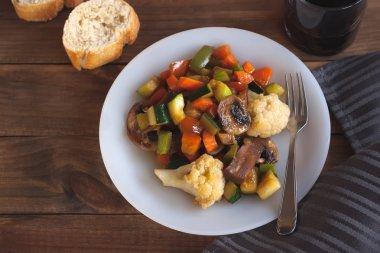 Pişmiş sebze karışımı beyaz plaka üzerinde