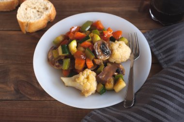 Pişmiş sebze karışımı beyaz plaka üzerinde