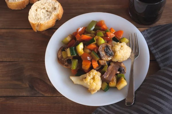 Pişmiş sebze karışımı beyaz plaka üzerinde