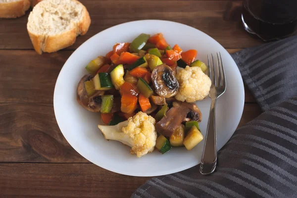 Pişmiş sebze karışımı beyaz plaka üzerinde