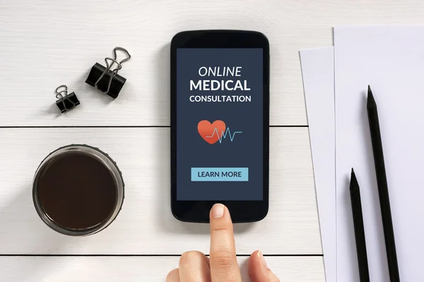 Online medicinsk konsultation koncept på smartphone skärmen med av — Stockfoto