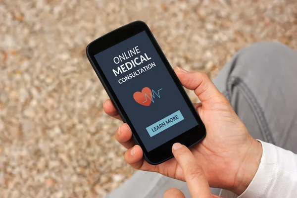 Hände halten Smartphone mit Online-Arztkonsultation — Stockfoto