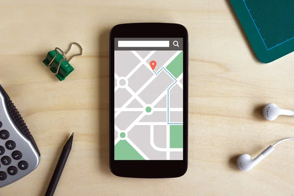 Mapa gps navigační aplikace na obrazovce chytrý telefon na dřevěných d — Stock fotografie