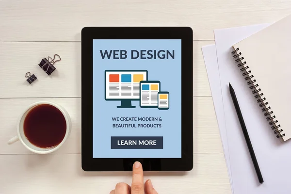 Conceito de web design responsivo na tela do tablet com objetivo de escritório — Fotografia de Stock
