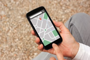 Harita gps navigasyon uygulaması ile akıllı telefon holding eller