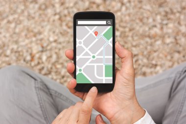 Harita gps navigasyon uygulaması ile akıllı telefon holding eller