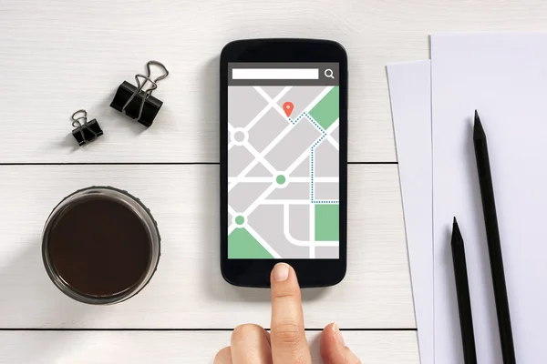 Carte application de navigation GPS sur écran de téléphone intelligent avec bureau — Photo