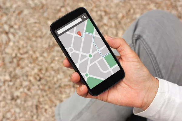 Mano tenendo smart phone con applicazione di navigazione mappa gps su — Foto Stock