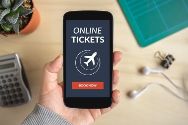 Online bilet konsepti ile akıllı telefon ekranında tutan el
