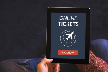 Dijital tablet bilgisayar ekranında online bilet konseptiyle