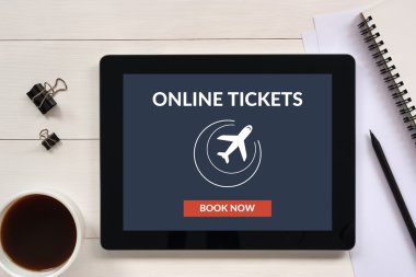 Online Bilet konsepti üzerine tablet ekranıyla office nesneleri
