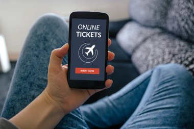 Online bilet konsepti ile akıllı telefon ekranında tutan el