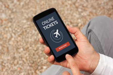 Online bilet konsepti ile akıllı telefon ekranında holding eller