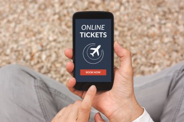 Online bilet konsepti ile akıllı telefon ekranında holding eller