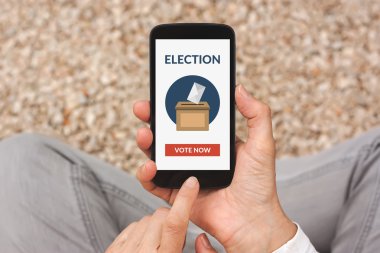 Online oylama konsepti ile akıllı telefon ekranında holding eller