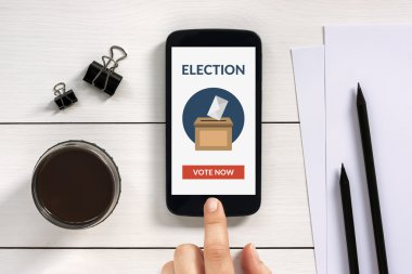 Online office nesneleri ile akıllı telefon ekranında kavramı oylama