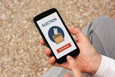Online oylama konsepti ile akıllı telefon ekranında holding eller