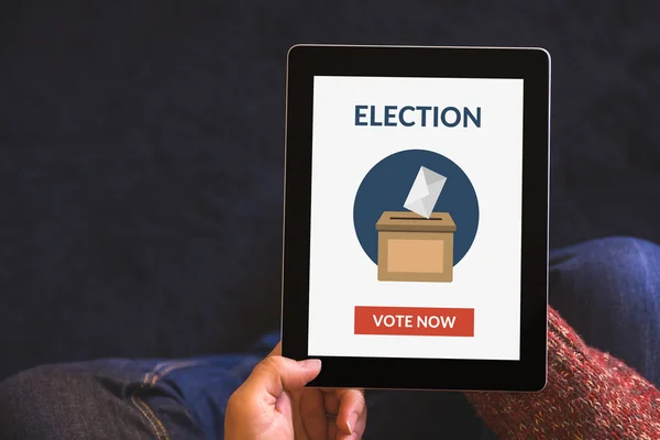 Mãos segurando computador tablet digital com conceito de votação online — Fotografia de Stock