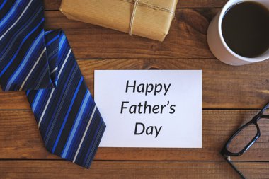 Babalar günü kompozisyon rustik ahşap masa