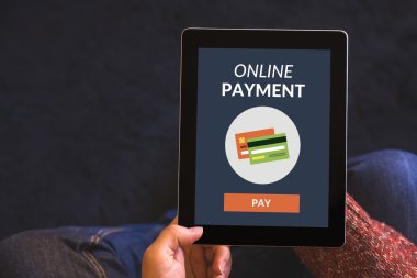 Dijital tablet bilgisayar ekranında online ödeme konseptiyle