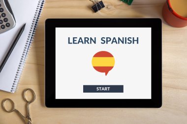 Tablet ekranında office nesneleri ile İspanyol kavramı öğrenmek Online