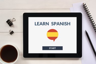 Tablet ekranında office nesneleri ile İspanyol kavramı öğrenmek Online
