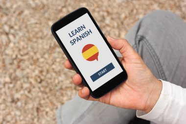 Online akıllı telefon ekranında İspanyol kavramı öğrenmek