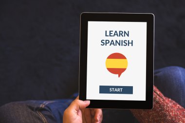Tablet ile online holding eller üstünde perde İspanyol kavramı öğrenmek
