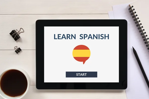 Aprender en línea concepto español en la pantalla de la tableta con objetos de oficina — Foto de Stock